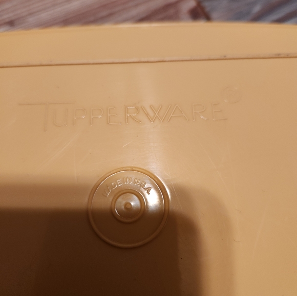 Vintage Tupperware Harvest Gold container - Picture 5 of 5